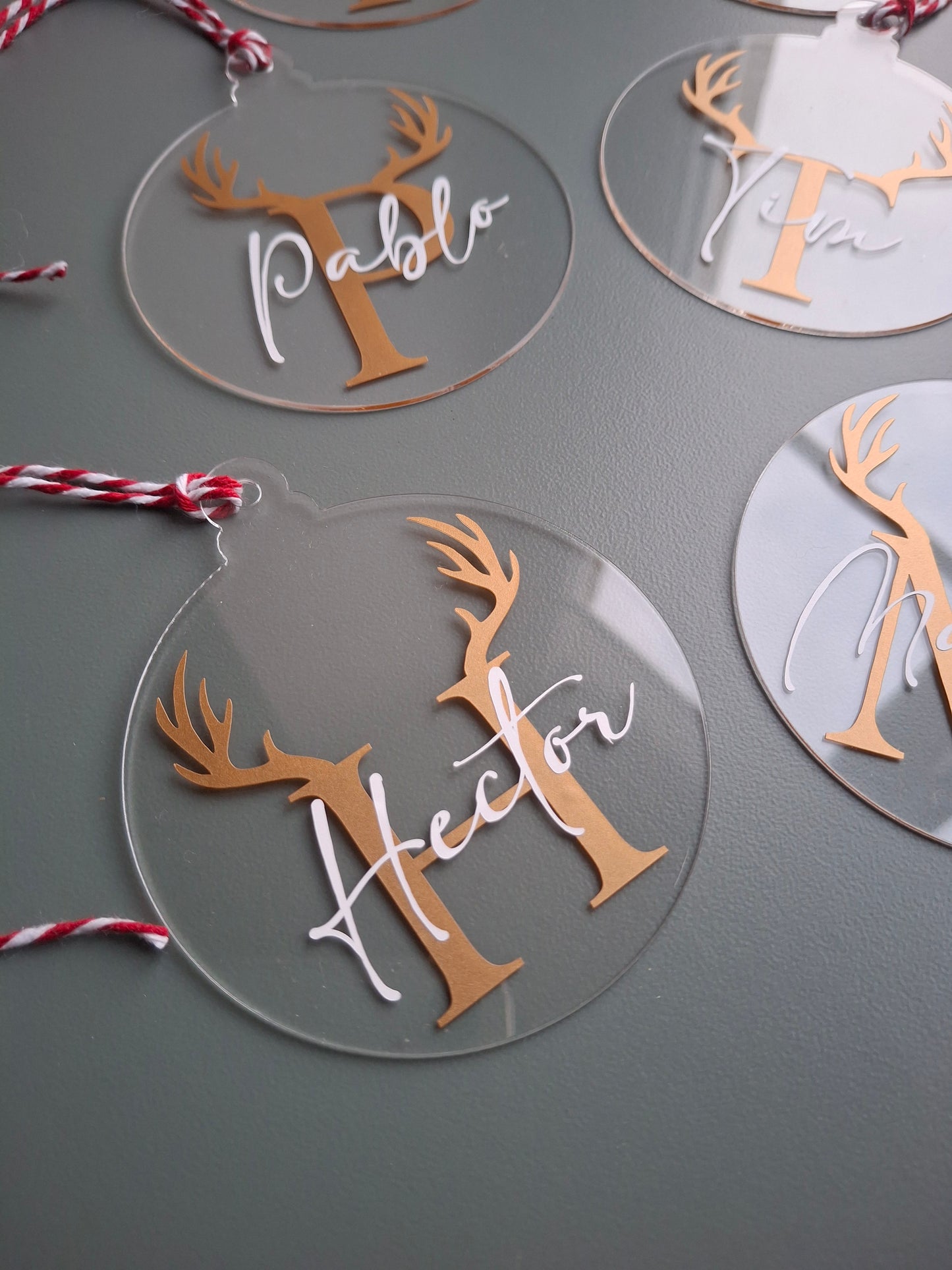 Boule de Noël personnalisée en plexiglass – Lettre & prénom avec cornes de renne