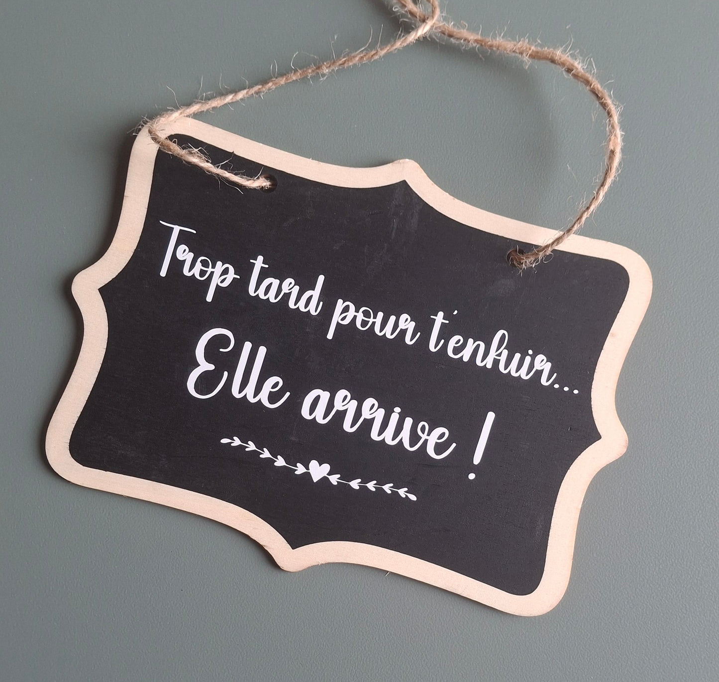Panneau de mariage “Trop tard pour t’enfuir ... Elle arrive !” – pancarte humour cortège