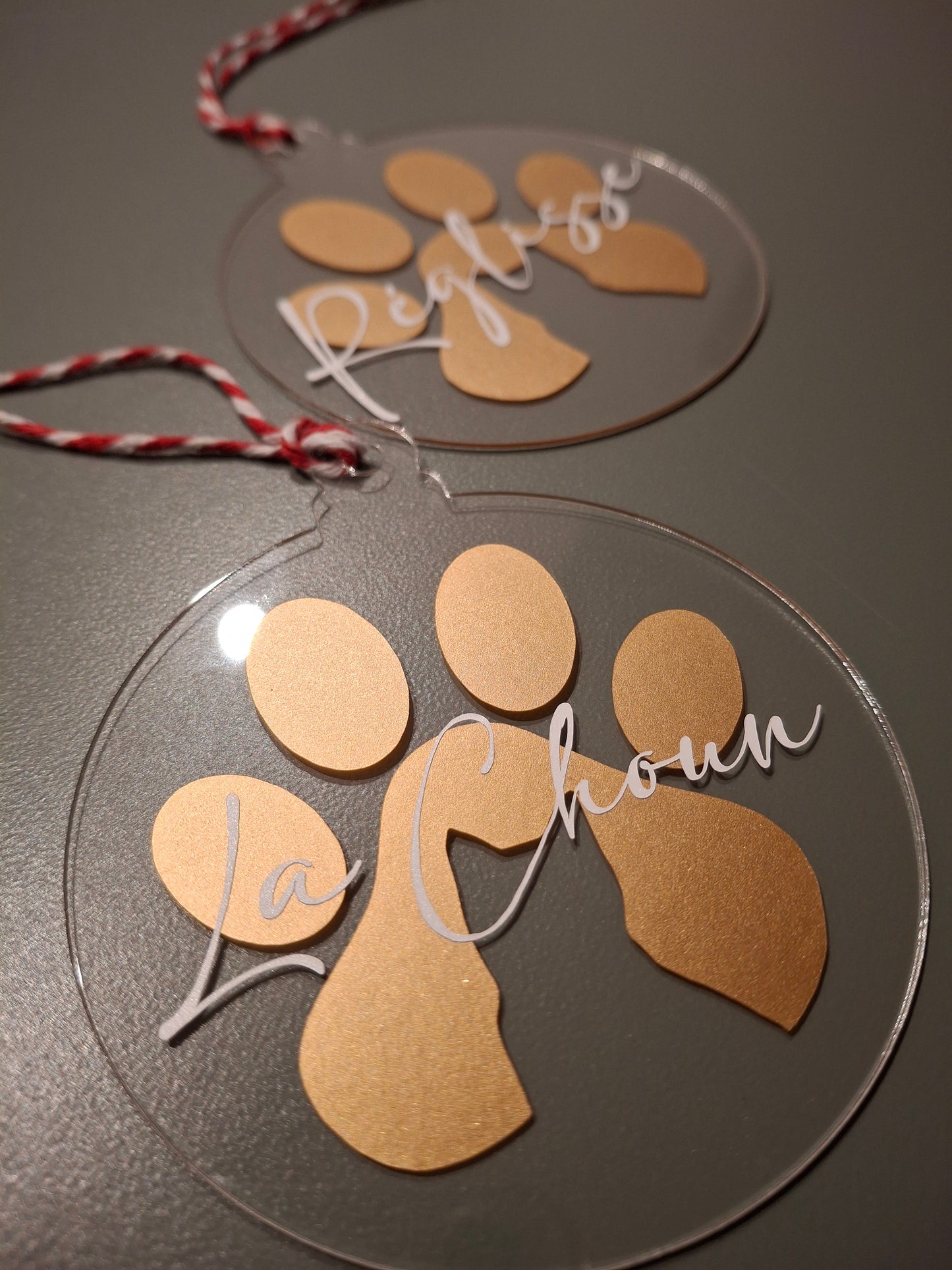 Boule de Noël plexi personnalisée – patte de chat avec prénom
