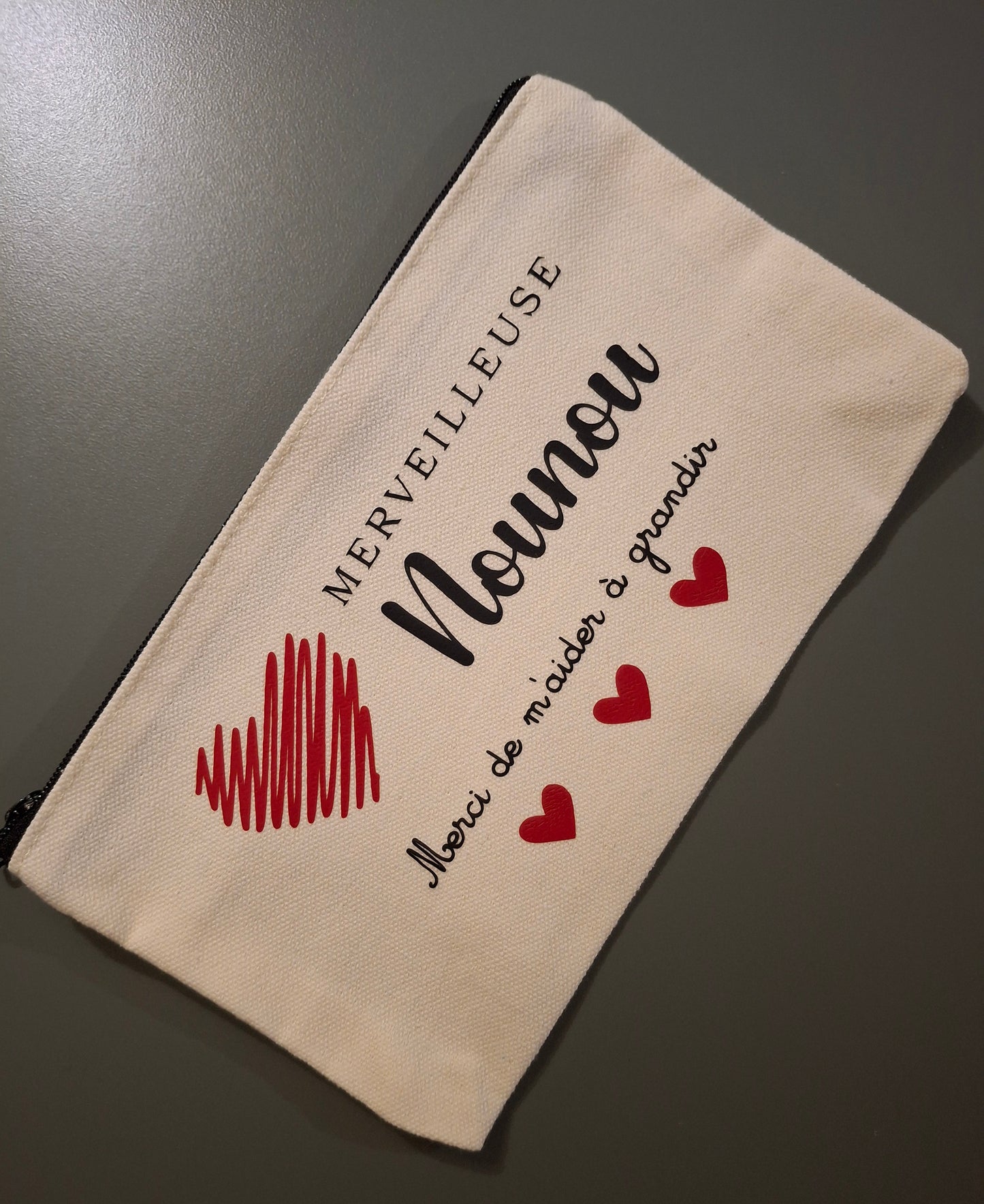 Trousse “Merci Nounou de m’aider à grandir” – Cadeau Fin d’Année • Cœurs Rouges • Idée Cadeau Assistante Maternelle