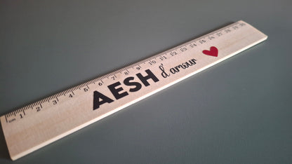 Règle en bois personnalisée 20 cm “AESH d’amour” – cadeau aide scolaire
