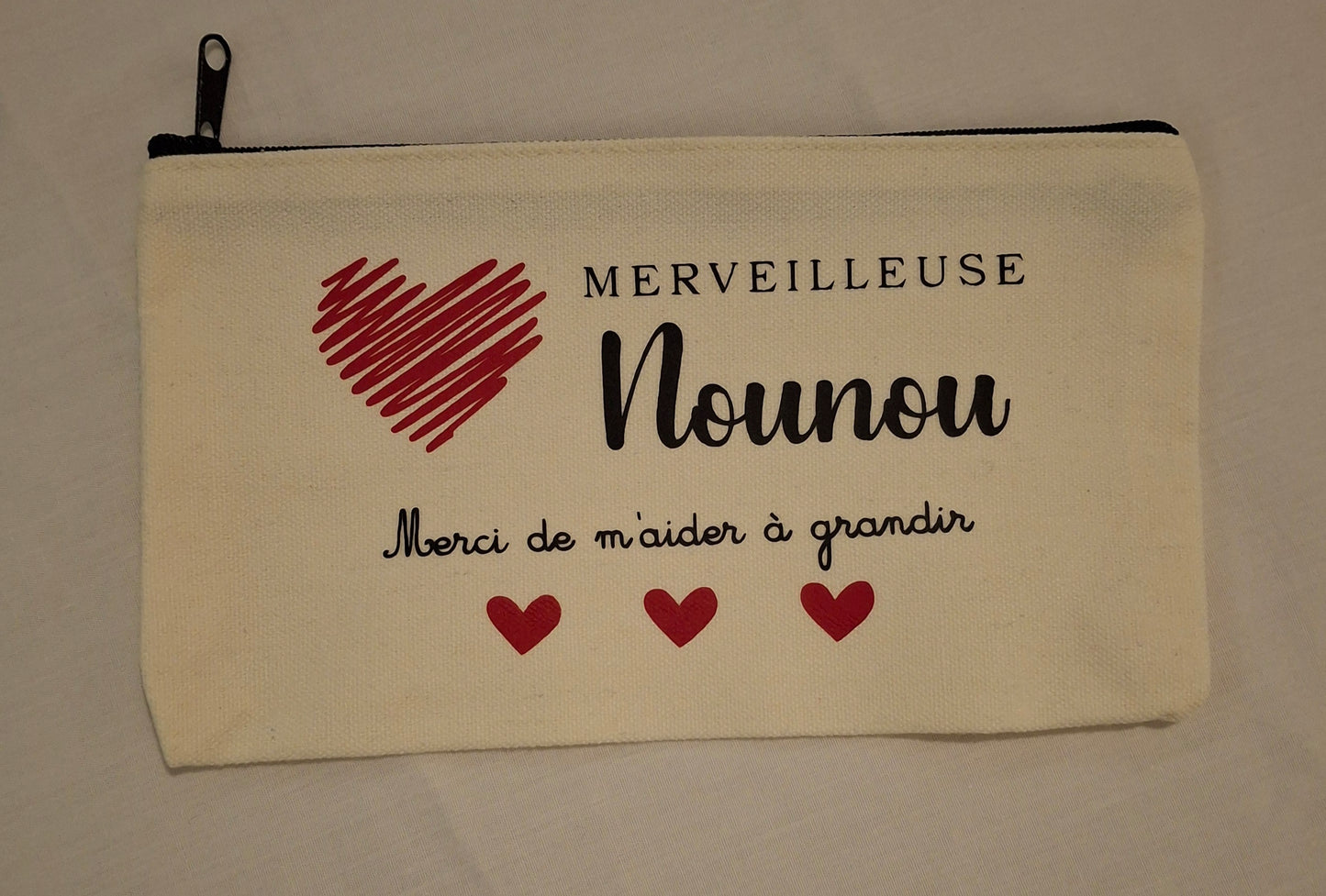 Trousse “Merci Nounou de m’aider à grandir” – Cadeau Fin d’Année • Cœurs Rouges • Idée Cadeau Assistante Maternelle