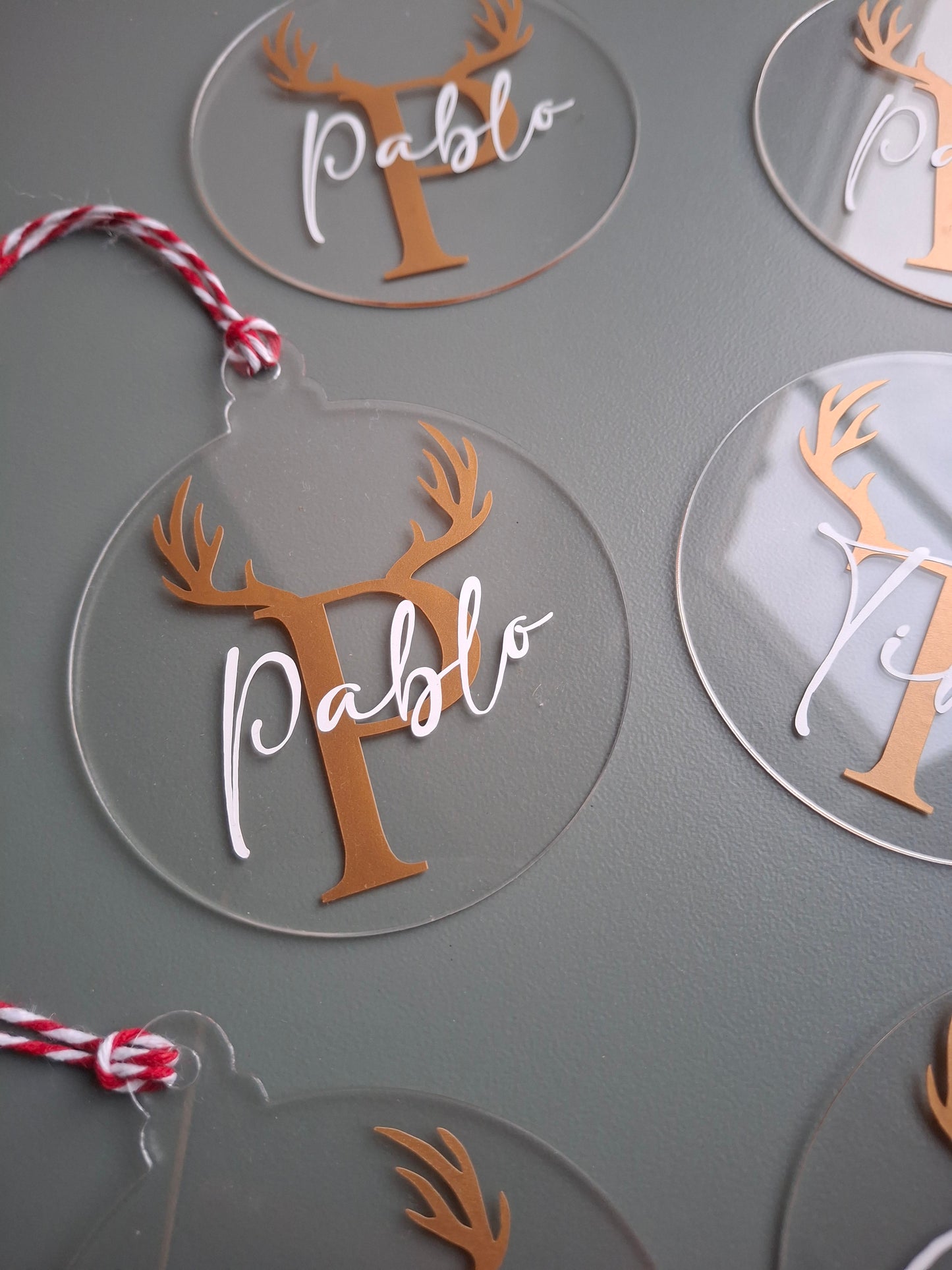 Boule de Noël personnalisée en plexiglass – Lettre & prénom avec cornes de renne