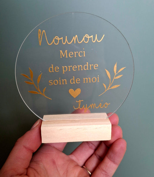 Cadeau nounou – Rond plexi transparent "Nounou Merci de prendre soin de moi" – Prénom personnalisé + support bois