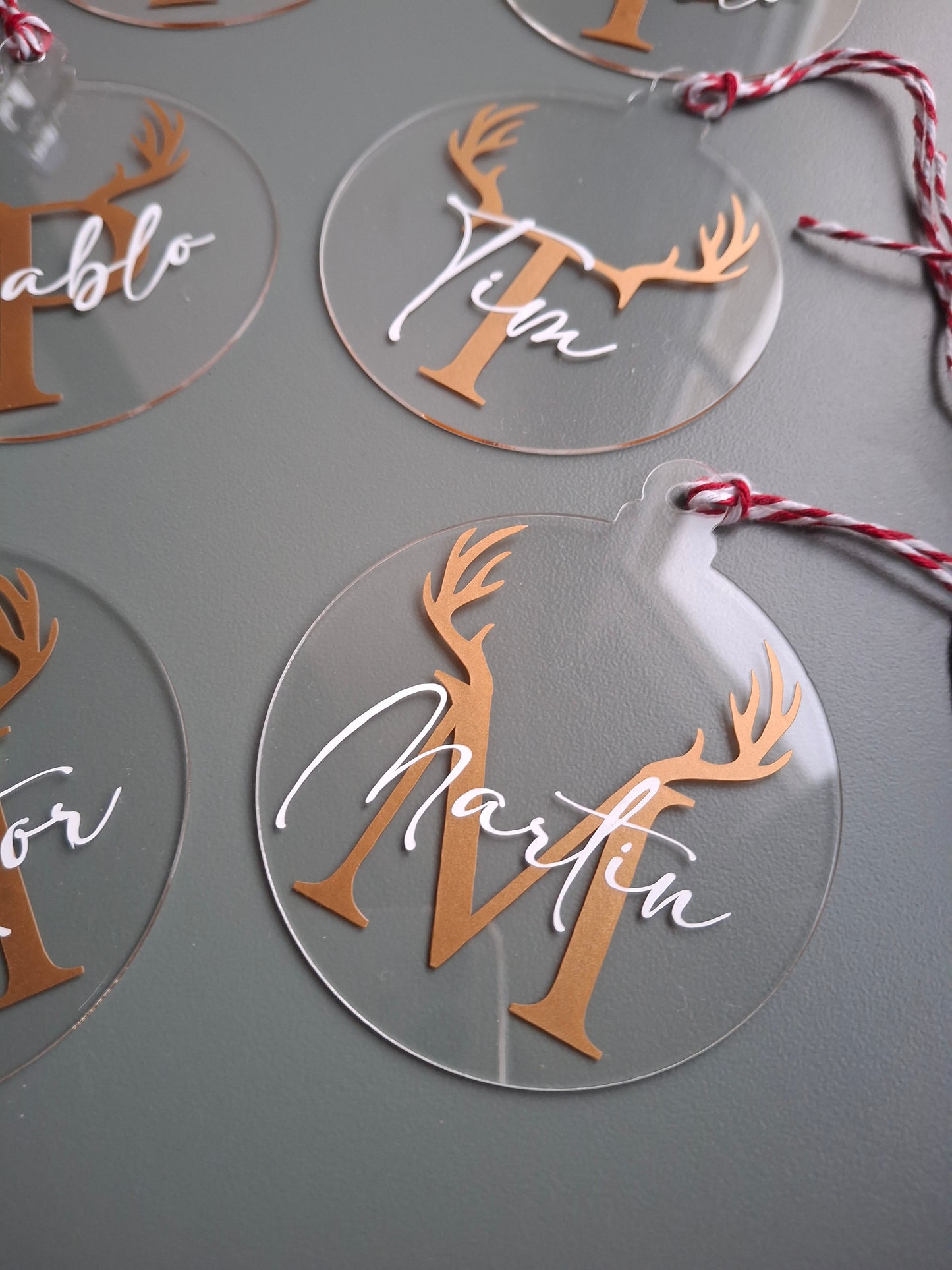 Boule de Noël personnalisée en plexiglass – Lettre & prénom avec cornes de renne