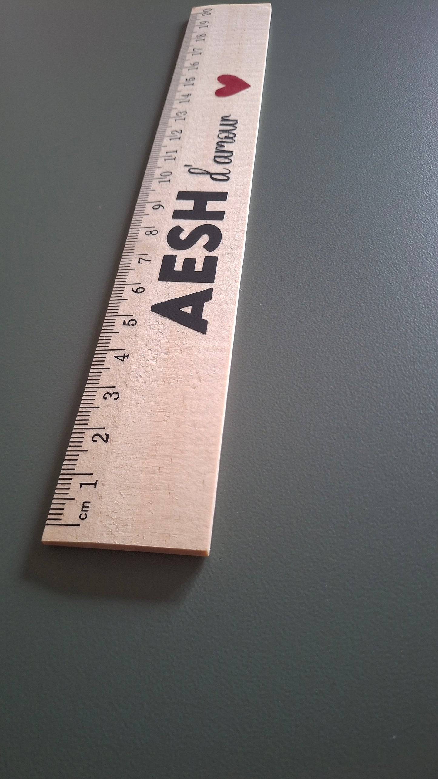 Règle en bois personnalisée 20 cm “AESH d’amour” – cadeau aide scolaire