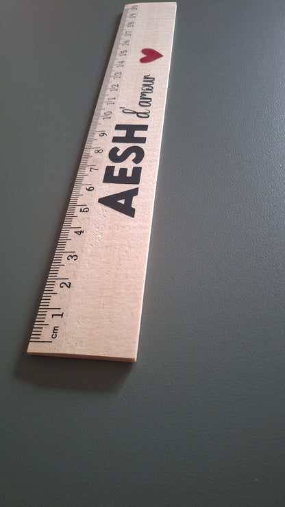 Règle en bois personnalisée 20 cm “AESH d’amour” – cadeau aide scolaire