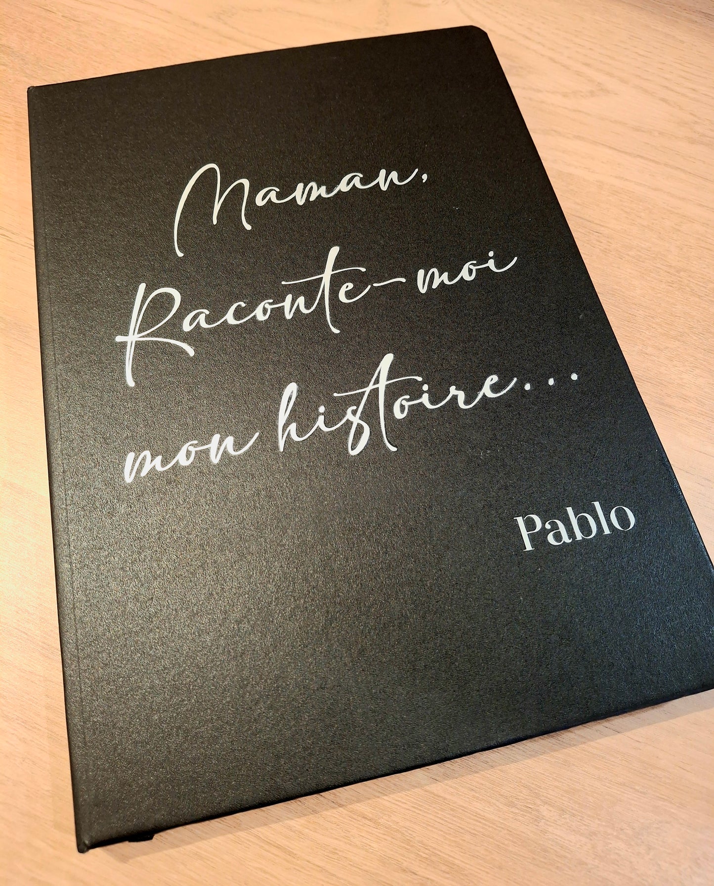 Livre personnalisé “Maman, raconte-moi mon histoire” – Couverture Noire – Avec Prénom Personnalisé